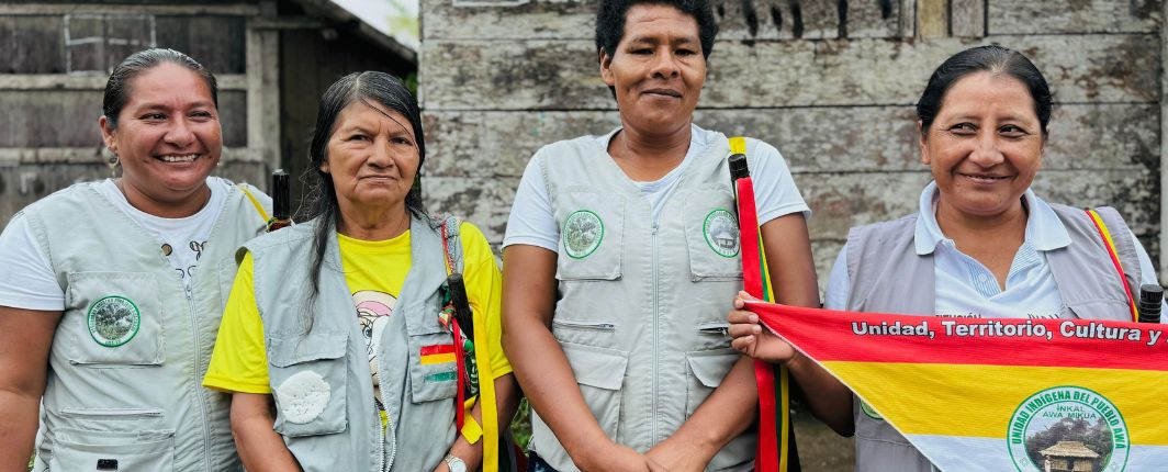 Mujeres indígenas del pueblo AWA.