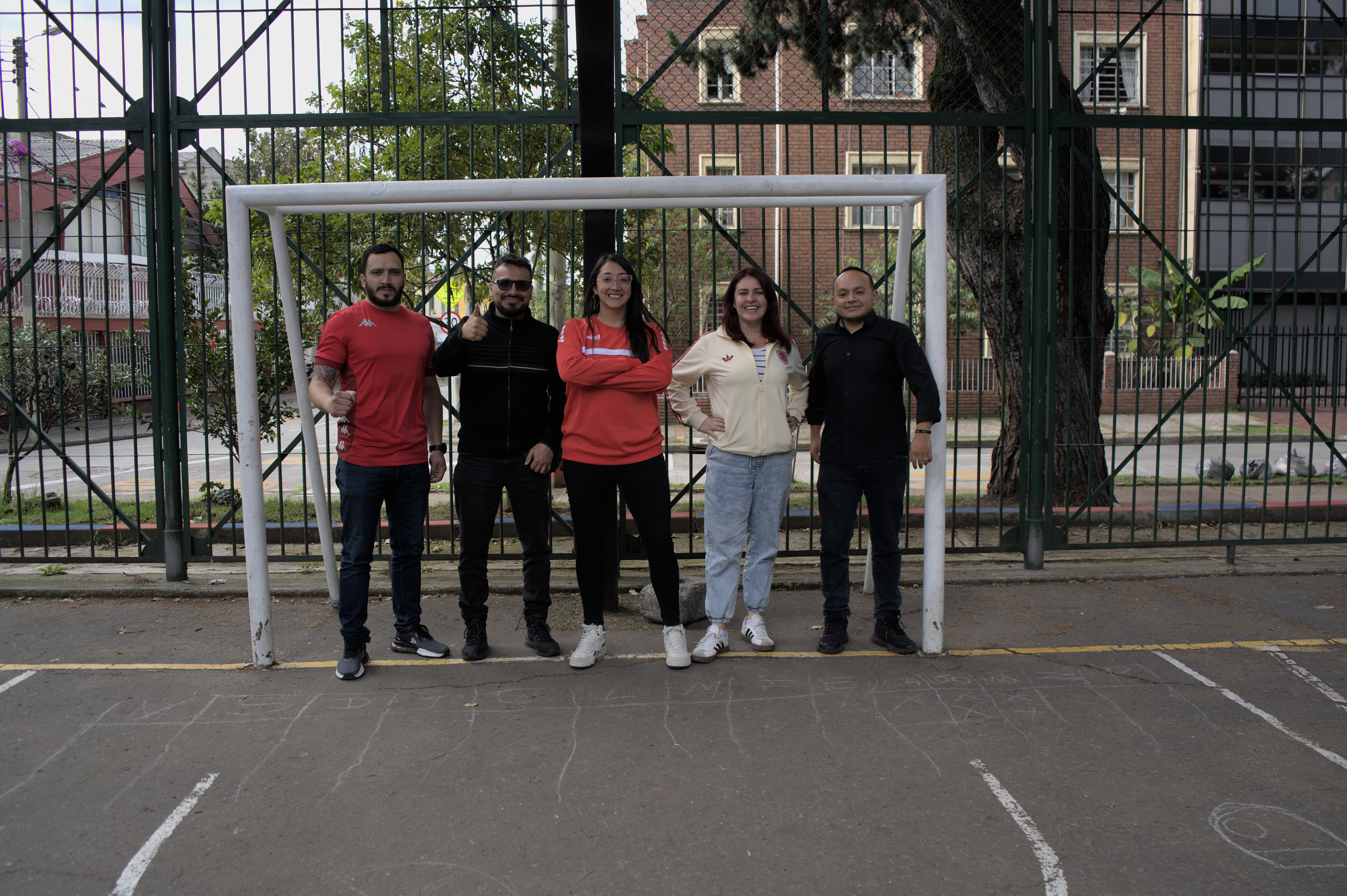 Directivos del programa Jóvenes en Paz en cancha de fútbol.