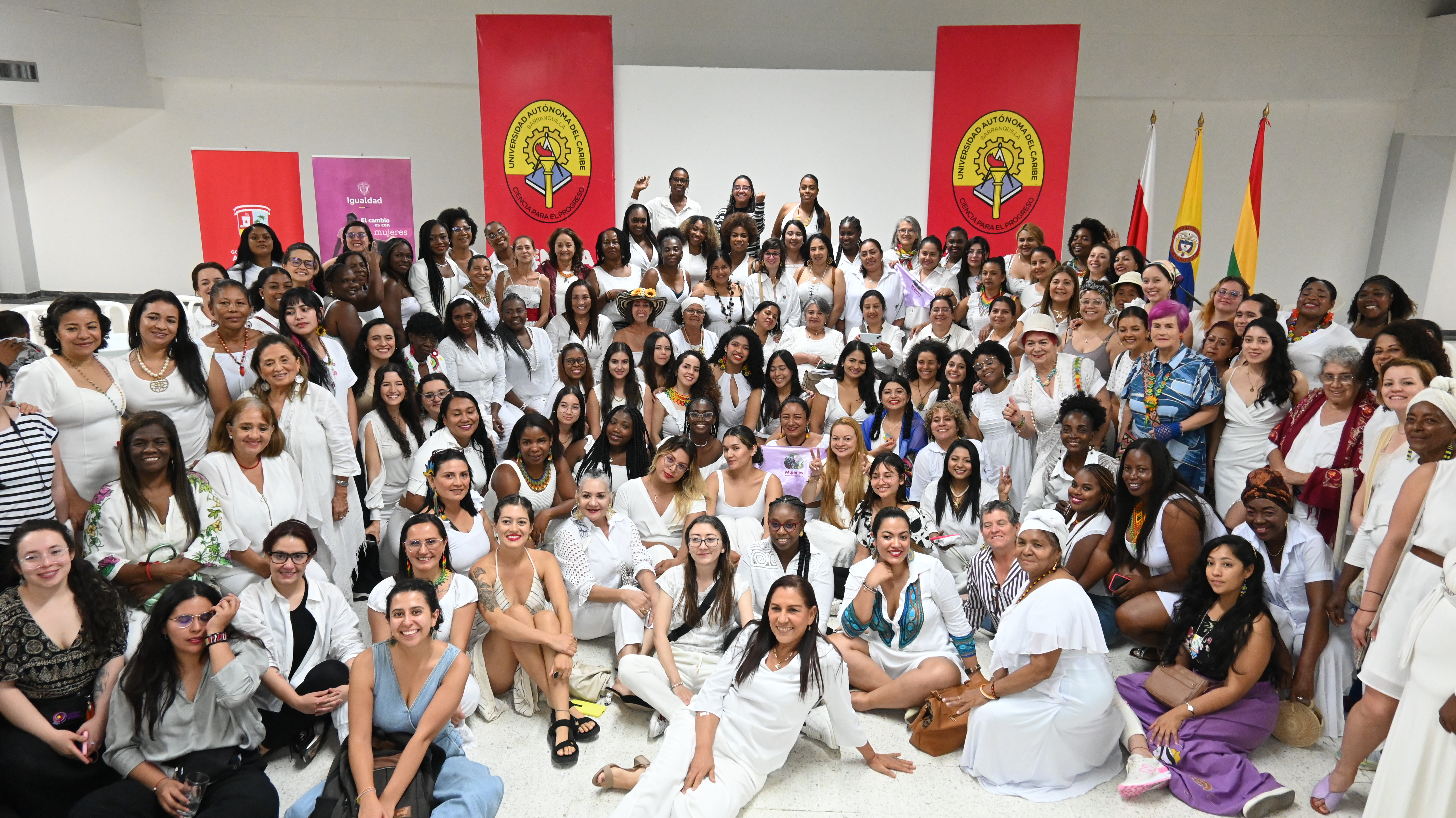 Grupo de mujeres cuidadoras reunidas en Barranquilla.