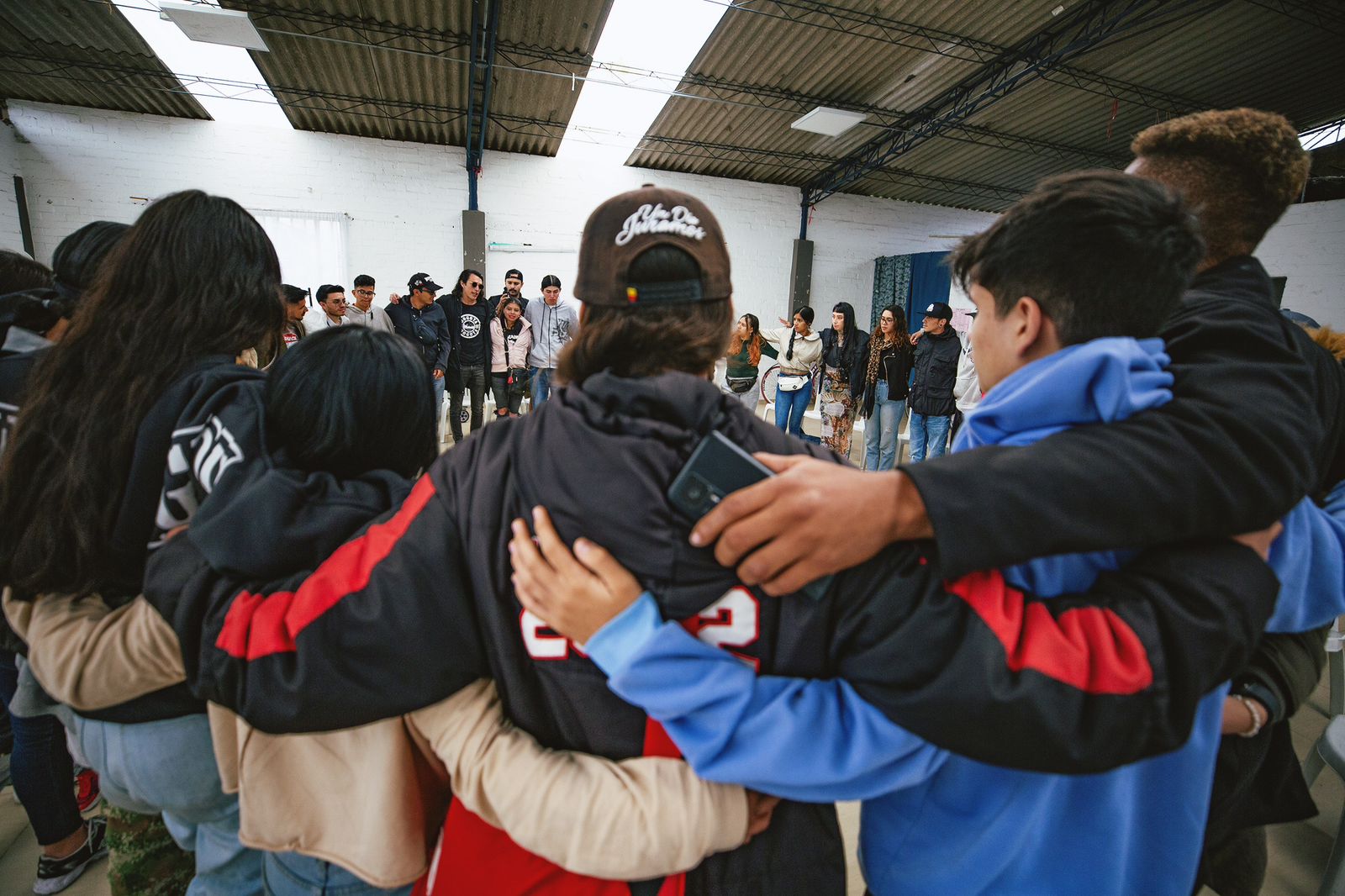 Imagen de círculo de jóvenes reunidos con el Viceministro de las Juventudes, Gareth Sella