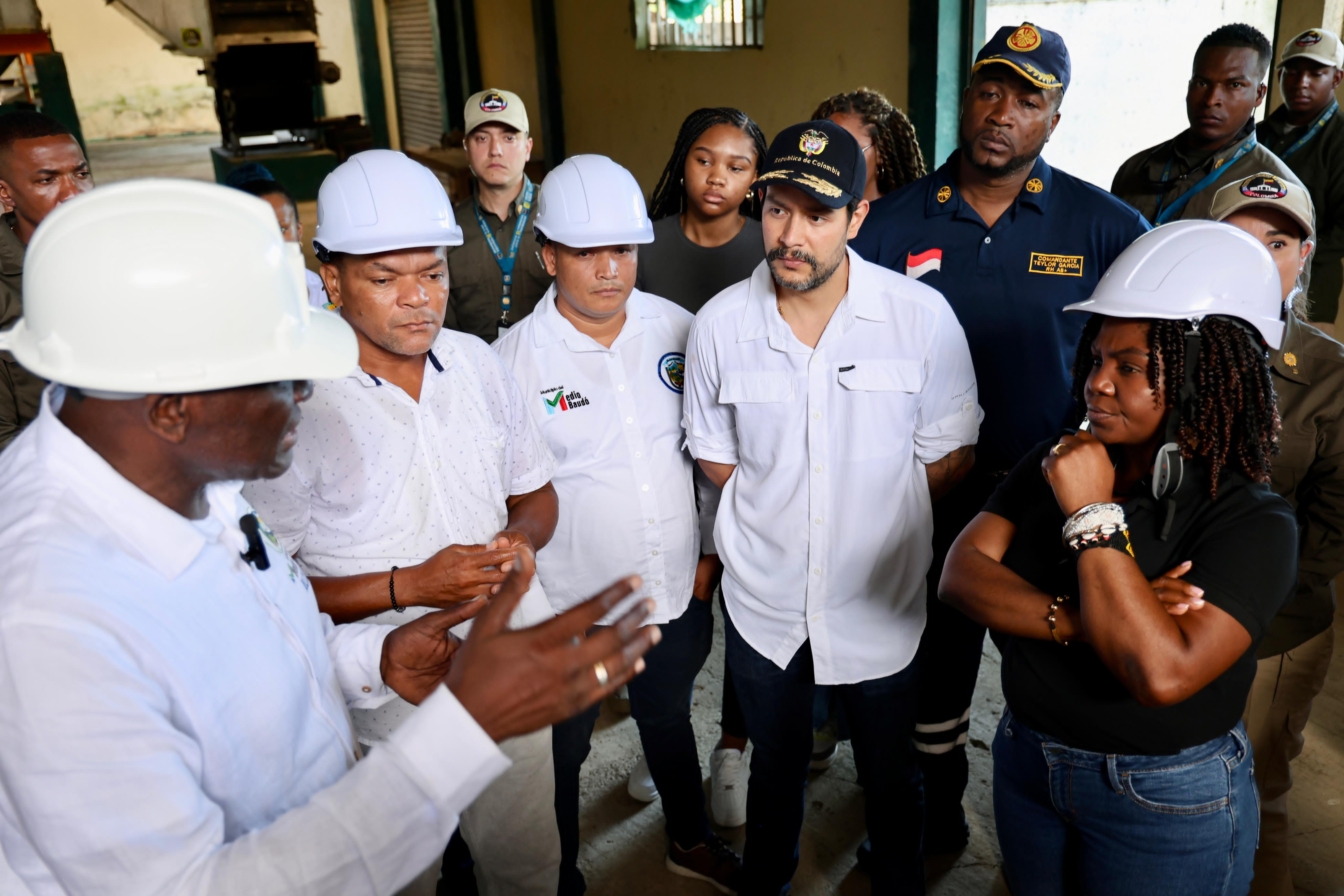 Vicepresidenta y Ministra, Francia Márquez, con autoridades locales en su visita al departamento del Chocó.