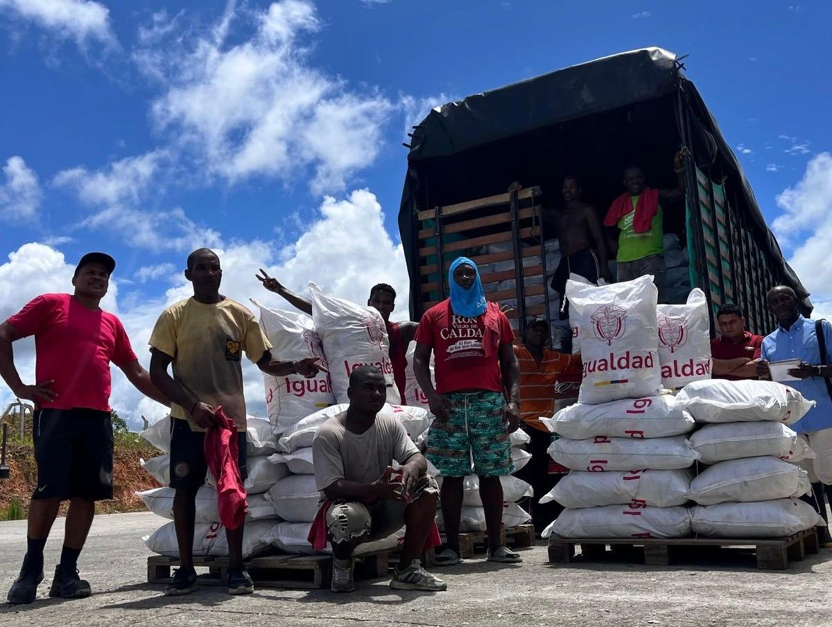 Llegada y descarga de provisiones de alimentos en el Chocó