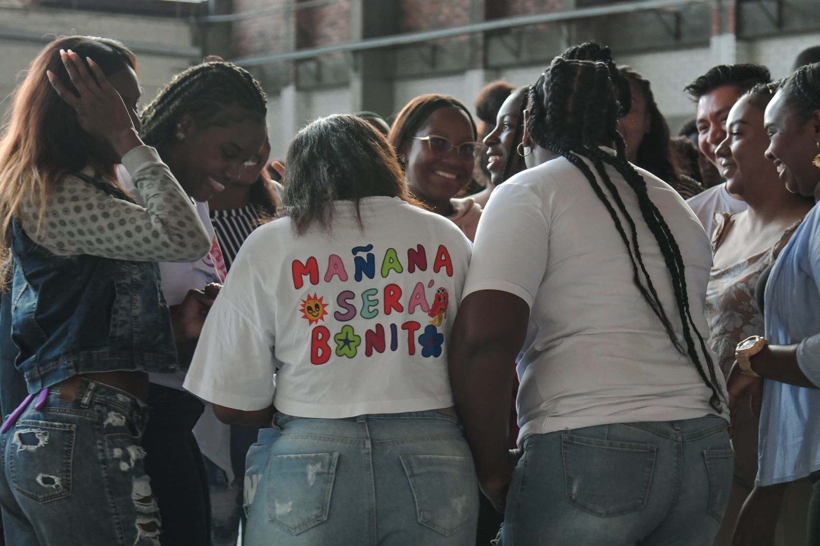 Imagen de jóvenes reunidas y sonrientes