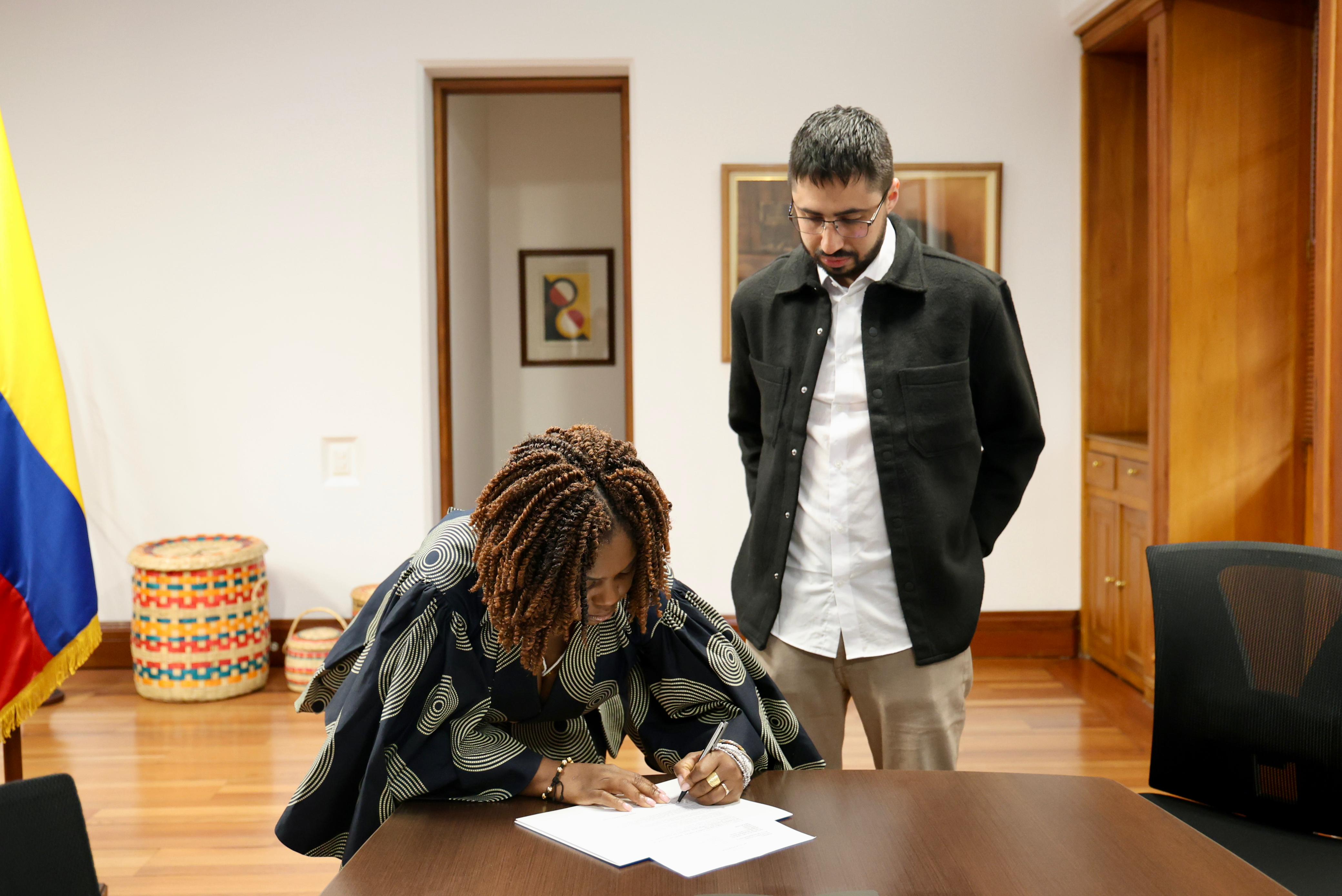 Imagen de la vicepresidenta Francia Marquez junto al sociologo Pablo Mateo Zabala en el momento de la posesión