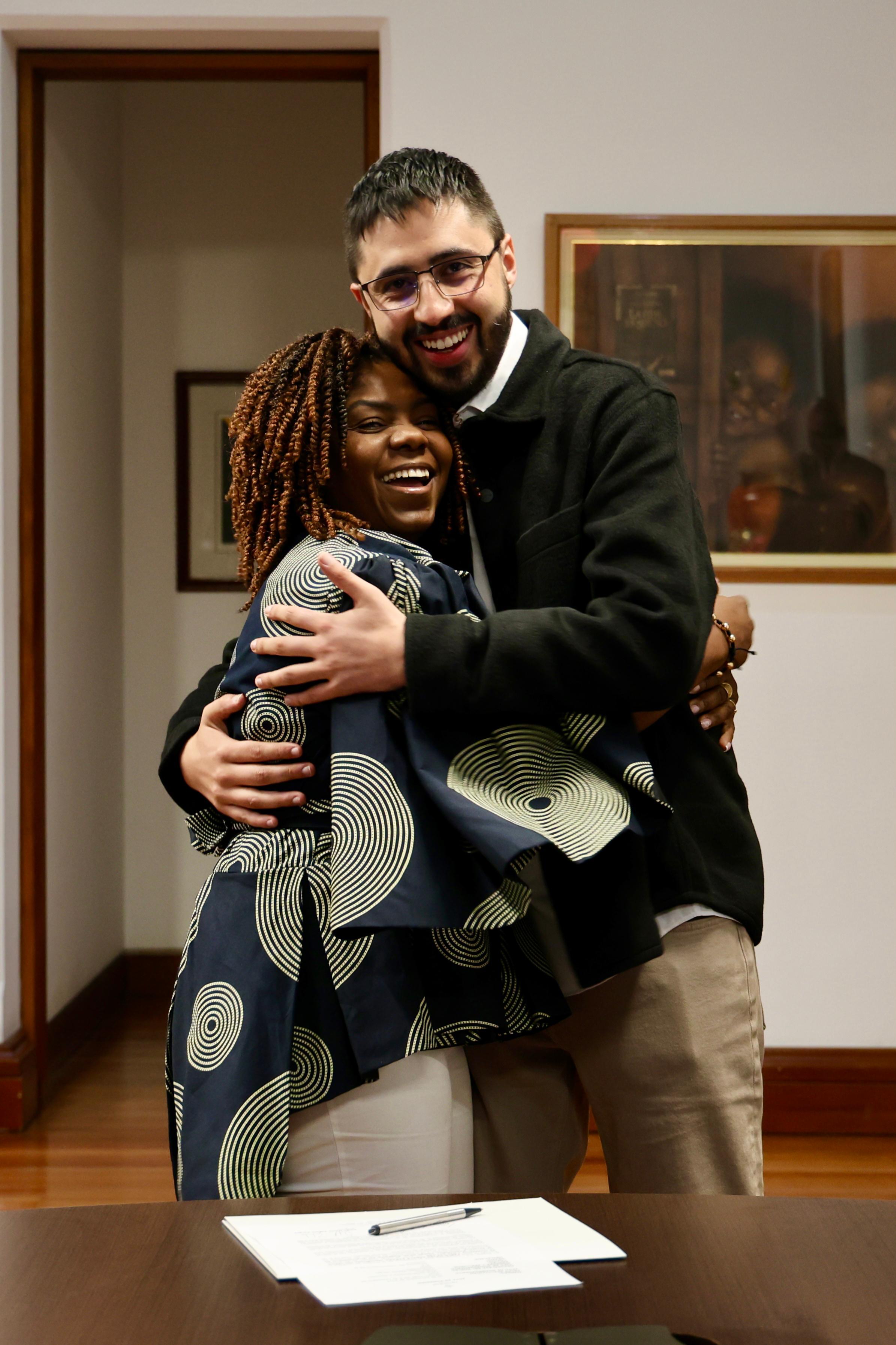 Abrazo de la vicepresidenta Francia Marquez y el nuevo viceministro de juventudes del Ministerio de Igualdad y Equidad