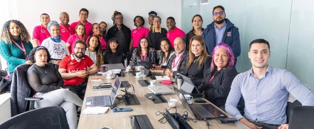 Ministro Carlos Rosero acompañado en foto grupal con funcionarios y directivos del colectivo sindical del ministerio de igualdad.